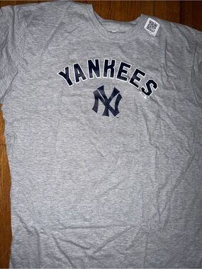 New York Yankees Gray Logo Tee - Gray/Navy Men’s XL Brand New #70 Forte